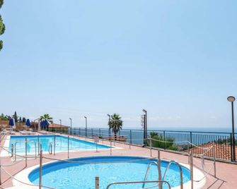 Hotiday Bordighera - Bordighera - Zwembad