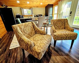 The Byre Bungalow--Country Getaway, close to Yough, Fallingwater w/ Hot Tub! - Confluence - Sala de estar