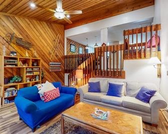 Lake Therapy - Lakeshore - Living room