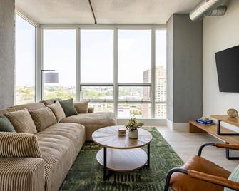 Modern Loft 15 Min from NYC with City View & Pool - Jersey City - Living room