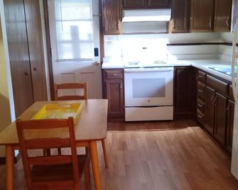 Simple Stay for Family and Friends, 2-bedroom upstairs apartment in Boardman. - Youngstown - Kuchnia