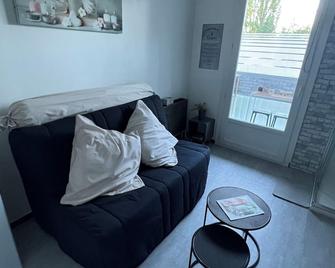 Chambre Mini Studio Avec Cuisine - Montélimar - Wohnzimmer