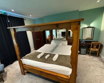 The George Hotel - Battle - Bedroom