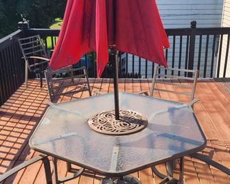 2 large Bdrm 1 bath, living room with eat in kitchen and private deck - Vestal - Balcony