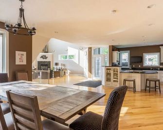 Cedar House Retreat - Excelsior - Dining room