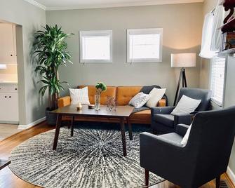 Little Yellow House In Ferndale! Quiet, Cozy 3br - Ferndale - Living room