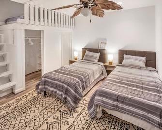 Sunmeadow Manor Retreat - Friendswood - Bedroom