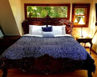 White Lotus Suite - Stanardsville - Bedroom