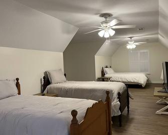 Riverfront home on deep water br - sleeps 12 - Woodbine - Bedroom