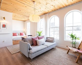 Brewery Park Hotel - Halifax - Living room