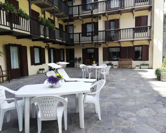 Hotel Tavernier - Courmayeur - Patio