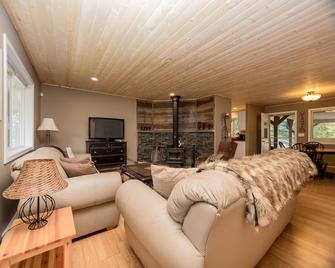 Unplug & Unwind At The Manning Park Hideaway! - Manning Park - Living room