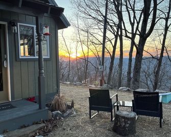 COZY CABIN. One room cabin with loft. Great sunsets & river view before Spring! - Great Cacapon - Patio