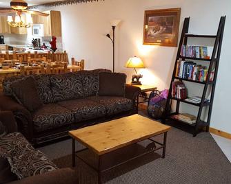 2BR Rustic Villa Retreat Next to Starved Rock State Park - Oglesby - Вітальня