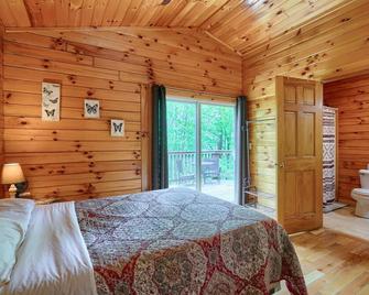 Blue Rose Cabins - Overlook Cabin - Logan - Bedroom