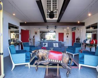 Rare Camargue-Arles, superb property of 500 m2, spa, psicine, 4 to 16 p, park - Saint-Gilles - Lobby