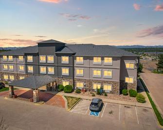 La Quinta Inn & Suites by Wyndham Henderson-Northeast Denver - Henderson - Gebäude