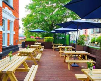 Revado Hotel - Norwich - Patio