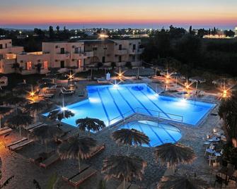 玫瑰園平房酒店 - 科斯島 - 馬爾馬里 - 游泳池
