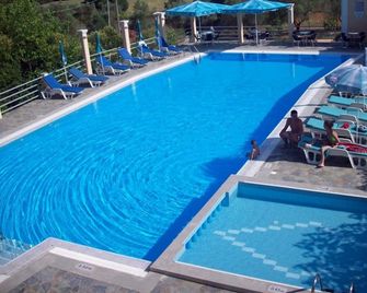 Ionis Hotel - Karavados - Piscina