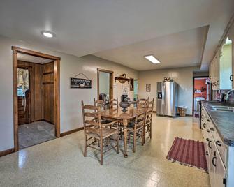 Rise and Shine Farm in Goshen with BBQ and Fire Pit! - Goshen - Eetruimte