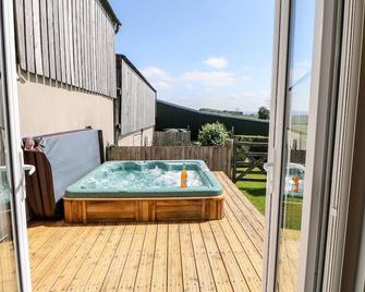 Lovesome Pod - Northallerton - Balcony