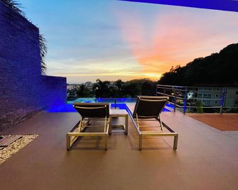 بان سانت تروبيس فيلاس كاتا بيتش - كيرون - شرفة