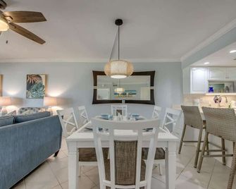 Pelican Watch #205 - Beachfront - Fort Myers Beach - Comedor