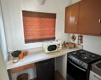 1950’s Mid-Century-Modern studio with AC and WiFi in lovely Merced - Merced - Kitchen