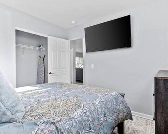 Lovely 2-Bedroom Condo, Close to Burlington/Airport! - South Burlington - Bedroom
