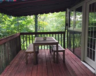 Antietam Creek - Quiet 2 Bedroom Cabin - Keedysville - Balcony