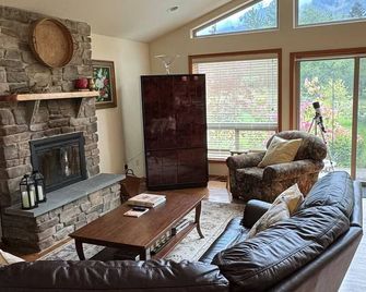 Custom country home, stunning 360 Cascade Mt views and Stilliguamish riverfront. - Arlington - Obývací pokoj