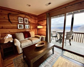 Heavenly Mtn Views/Secluded/5 Star Amenities/Wi-Fi - Whittier - Living room