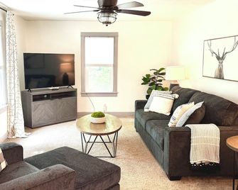 Mountain Modern Cabin. Central location for stargazing, hiking, and more! - Coudersport - Living room