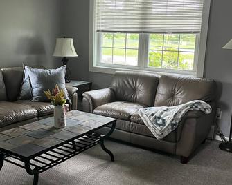 Cozy Home Away From Home! Right Outside of the City! Dog Friendly! - Auburn - Living room