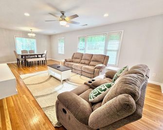 Tranquil Ranch Style Retreat w/ 2+ Acres of Land - Marietta - Stue