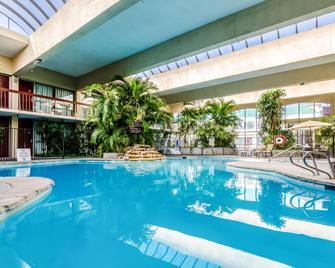 Red Roof Inn Plus+ Wichita East - Уїчіта - Басейн