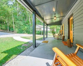 Cabin with Fire Pit - 7 Mi to Downtown Carrollton! - Carrollton - Patio