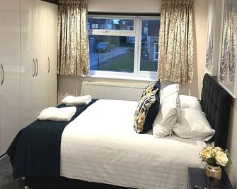 Aisiki Living Apartments at Stanmore, 3-Bedroom & 1-Bathroom with additional WC, Single or Double Beds, Pet-Friendly Flat, with FREE WiFi and Parking Space - Stanmore - Bedroom