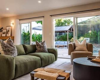 @ Marbella Lane - Vibrant & Chic Designer Home - Fullerton - Salon