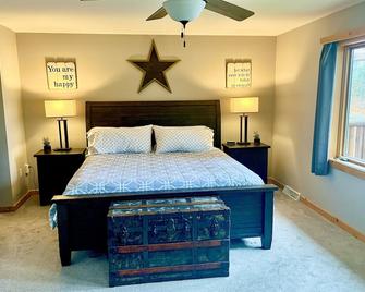 Upscale Lakefront 3 Bdrm Townhouse on Lake Minocqua. Walk to Downtown! - Minocqua - Bedroom