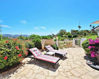 Beate - holiday bungalow with pool in Moraira - Moraira - Binnenhof