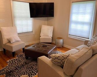 Frank Howard 111 Farmhouse - Clemson - Living room