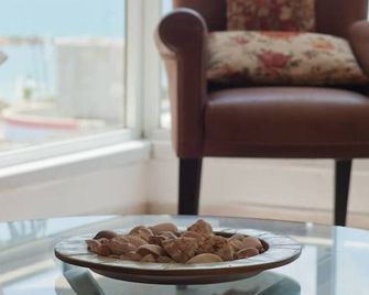 Bright and Charming 1BR Apt w Sea Views Near Shore - Tel Aviv - Food