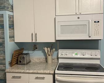 The Purple Door -Freshly Upgraded Air Conditioning Now Available- - Ely - Kitchen