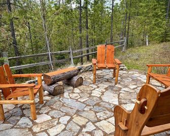 Quaint Cozy Camper on 6 acres in the wilderness near GNP - Columbia Falls - Patio