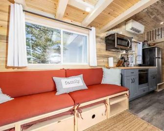Luxury Tiny Home/Base Camp to Ouray, Telluride/3 Queen beds/Washer & Dryer/Smart TV/Hot Tub Access/Patio w/Mountain Views/ Fire Pit/11 mi to Airport - Montrose - Living room