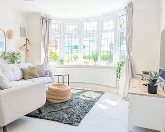 Prime Location, Sleeps 8, 5 min Walk to the Beach - Southbourne, West Sussex - Living room