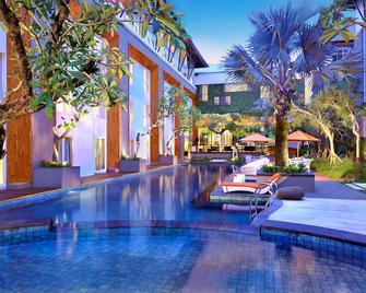 Harris Hotel & Residences Sunset Road - Kuta - Pool