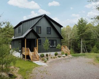 Half Moon Mtn House - Modern Chalet in Barryville - Barryville - Building